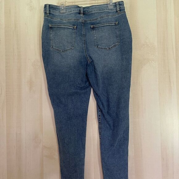 Maurices high rise frayed hem jeans, size xl reg‎ - Picture 3 of 9